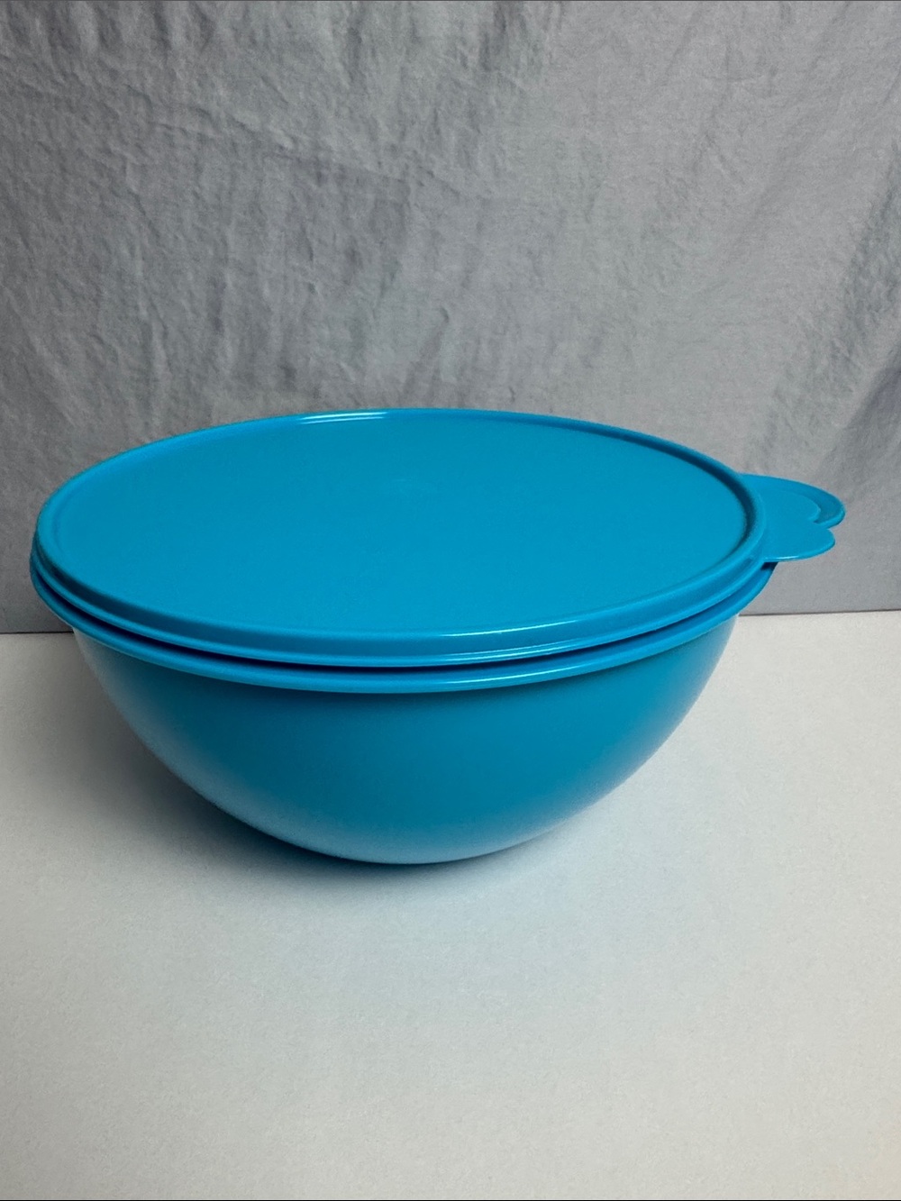 Tupperware 17 Cup Thatsa Bowl Light Blue with Blue Seal New